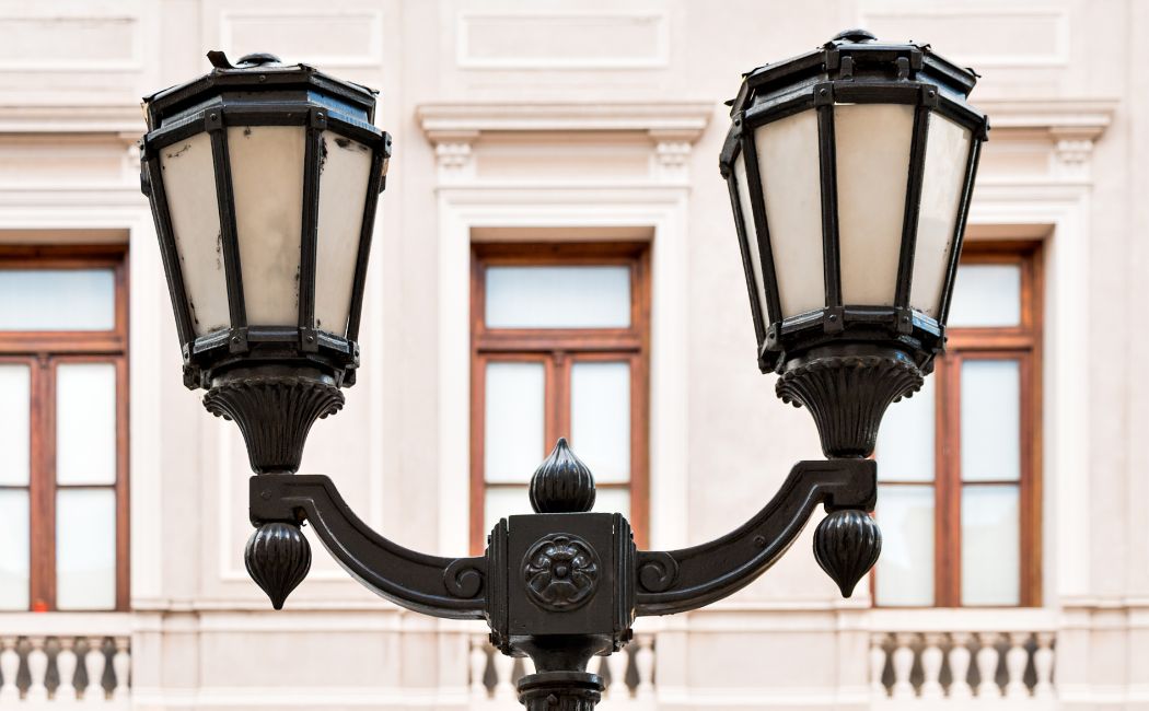 Oświetlenie elewacyjne - jak lampy zewnętrzne mogą wpłynąć na wygląd Twojego domu?