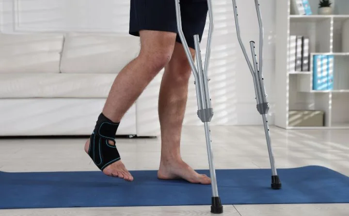 Poruszanie się o kulach przy gipsie lub ortezie bez ryzyka przeciążeń