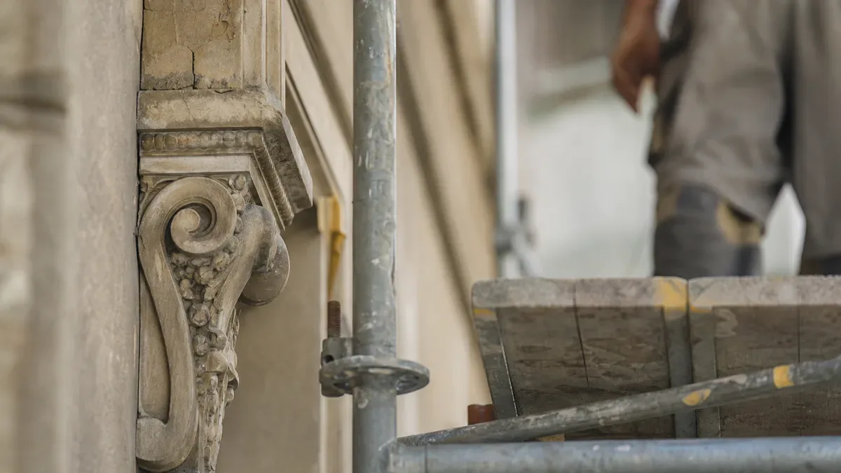 Łódzka architektura trafia na jedwab. Apaszki prowadzą śladem detali kamienic