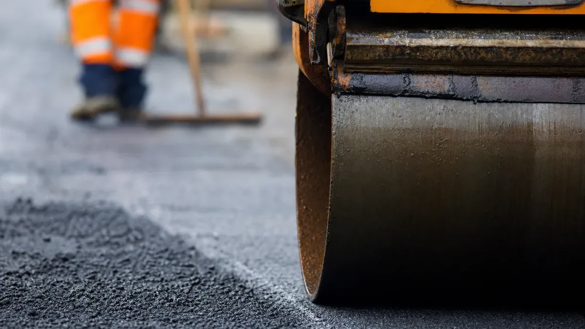 Koniec z betonowymi płytami na Górniczej. Ulica zyskała nową nawierzchnię