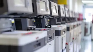 Jak wynajem urządzeń wielofunkcyjnych wpływa na elastyczność operacyjną małych firm?