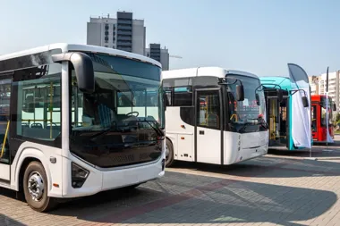 Budowa stacji ładowania na zajezdniach autobusowych jako klucz do efektywnej komunikacji miejskiej