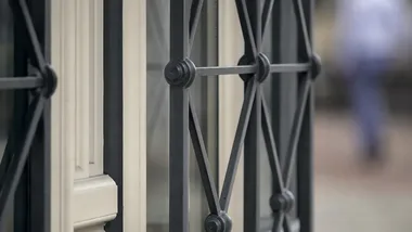Na Piotrkowskiej odsłaniają się smoki i lwy. Trwa remont zabytkowej kamienicy