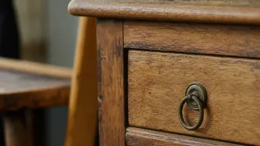 Darmowe meble na OLX w Łodzi. Są regał z plebanii i komoda PRL