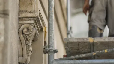 Łódzka architektura trafia na jedwab. Apaszki prowadzą śladem detali kamienic