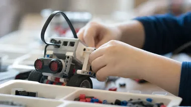 Ponad 60 tematów zajęć w EC1. Od LEGO po dubbing i eksperymenty