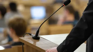 Zabytkowe aule dwóch łódzkich liceów odzyskały dawny charakter