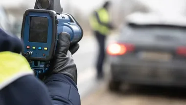 Trzy ekrany na Wiskitnie pokazują prędkość. Kierowca zobaczy czerwone „Zwolnij”