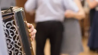 Seniorzy zatańczą w rytmach disco. Potańcówka odbędzie się w Ogrodach Geyera