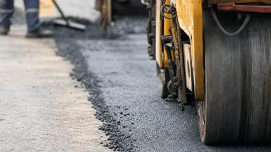Pierwszy asfalt przed Wszystkimi Świętymi. Trwa remont Szczecińskiej w Łodzi