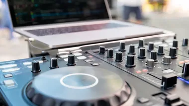 Ksiądz DJ zagra techno w Atlas Arenie. Padre Guilherme wystąpi w Łodzi