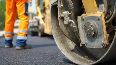 Ponad 130 miejsc parkingowych i nowy asfalt. Remont Olsztyńskiej na finiszu