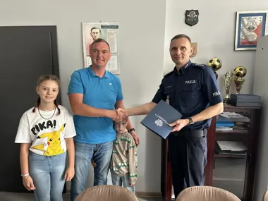 Uczciwa postawa godna naśladowania. Mieszkaniec Zelowa znalazł saszetkę z pieniędzmi - Informacje Policja Łódzka