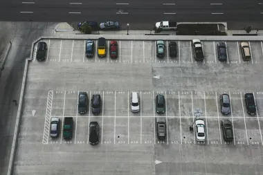 Parking samochodowy przy lotnisku widziany z góry