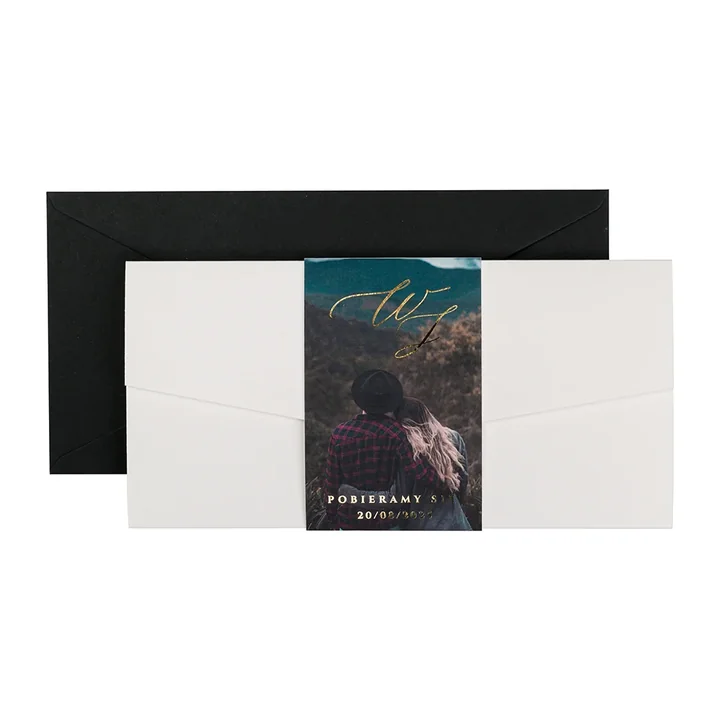 Zaproszenie na wesele ze zdjęciem młodej pary w górskiej scenerii idealnie zapowie zimową ceremonię