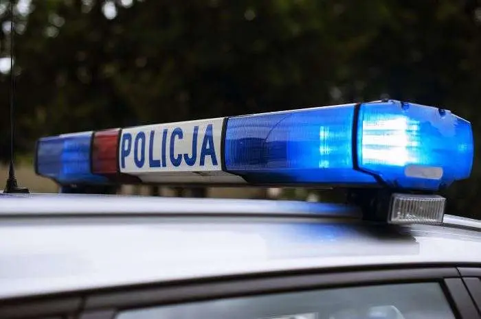 Policjanci i świadek uratowali 46-latka po uderzeniu w słup na ulicy Budy w Łodzi