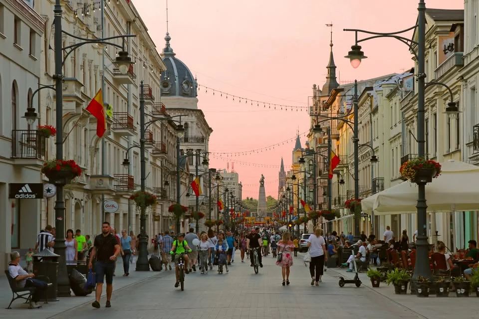 Grafika promocyjna wydarzenia SOMMERSPAZIERGÄNGE DURCH ŁÓDŹ – spacery z przewodnikiem