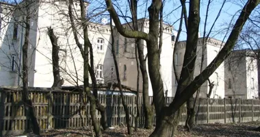 Grafika promocyjna wydarzenia Wystawa „Od historycznych osiedli przyzakładowych w województwie łódzkim do famuł przy Ogrodowej. W opowieściach Macieja Kronenberga”