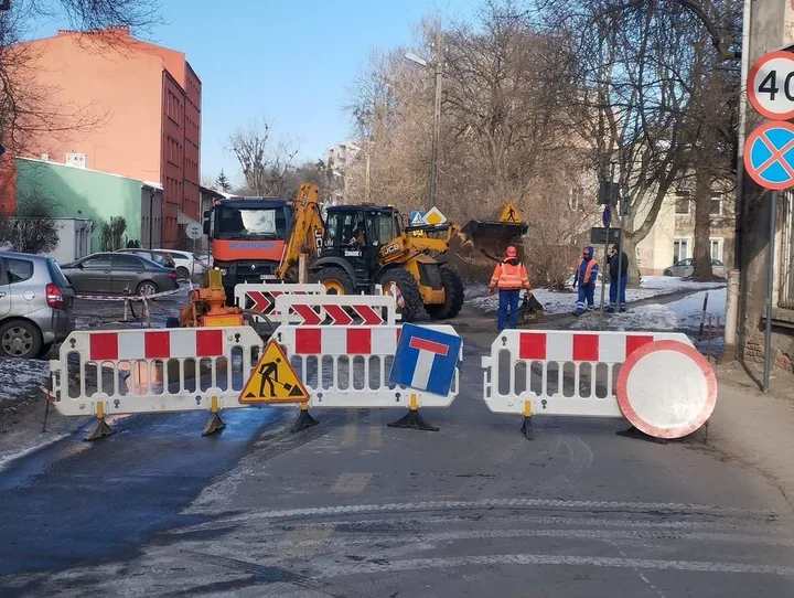 Awaria wodociągów w kilku częściach Łodzi - beczkowozy i zmiany tras MPK