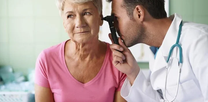 Seniorzy mogą bezpłatnie sprawdzić słuch przy Targowej - NFZ zaprasza