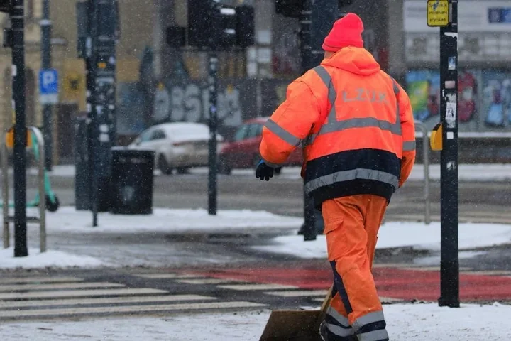 Łódź po gołoledzi - drogi przejezdne, ale porządki i posypywanie wciąż trwają