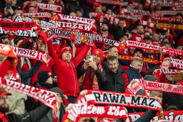 Widzew cieszy się po starciu z Lechem – zwycięstwo 2:1 na miejskim stadionie