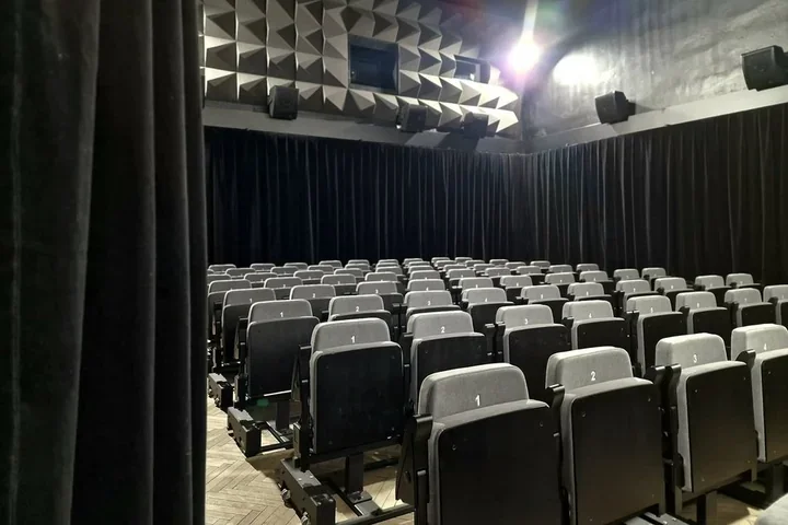 Nowe kino na Teofilowie - sala i sprzęt od mieszkańców