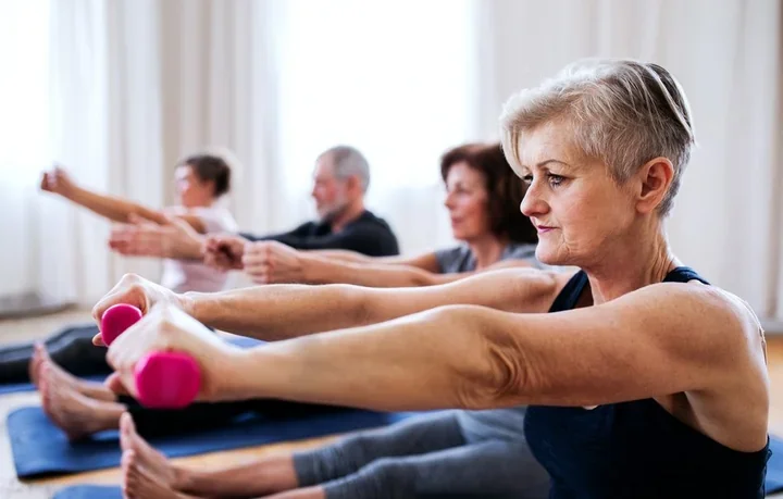 Zajęcia dla seniorów w Łodzi - pilates, warsztaty upcyklingu i tworzenie biżuterii