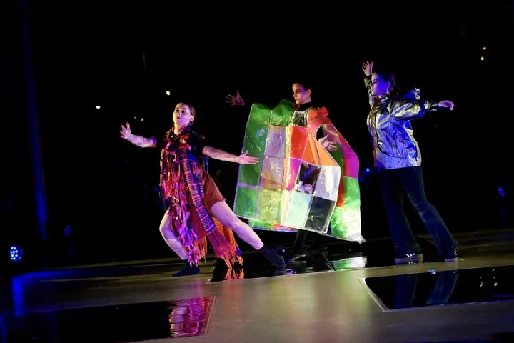 Metamorfoza odzieży roboczej - performans w Centralnym Muzeum Włókiennictwa