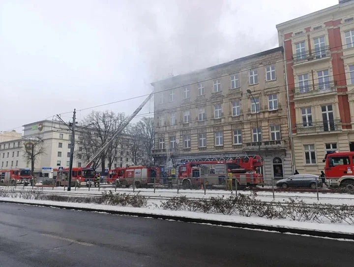 Ostry pożar poddasza przy al. Kościuszki 22 - straż ewakuowała mieszkańców, droga zablokowana