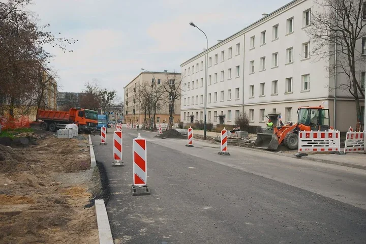 Nowy asfalt na Lutomierskiej - chodniki jeszcze w trakcie wymiany