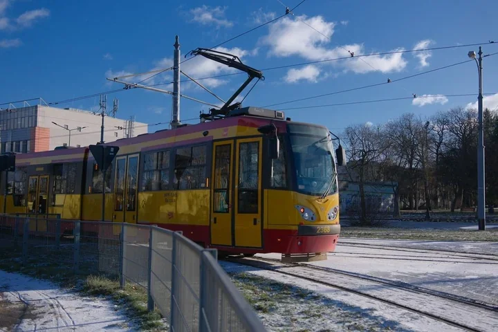 Remont torów na Placu Niepodległości zmienia trasy tramwajów i autobusów