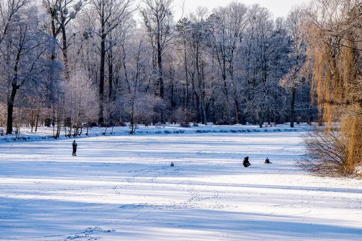 Zamarznięte stawy w parkach - nie daj się zwieść pozorom