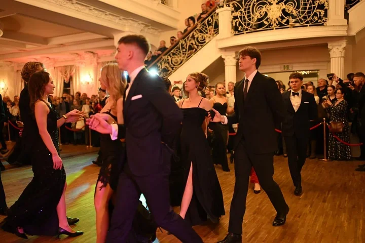 Studniówka III LO w Białym Pałacu - szyk, muzyka i wzruszenia na parkiecie
