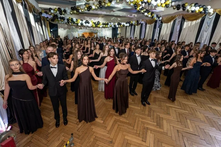 Studniówka w XXVI LO - tradycja ponad 70 lat i taneczna noc na Wileńskiej