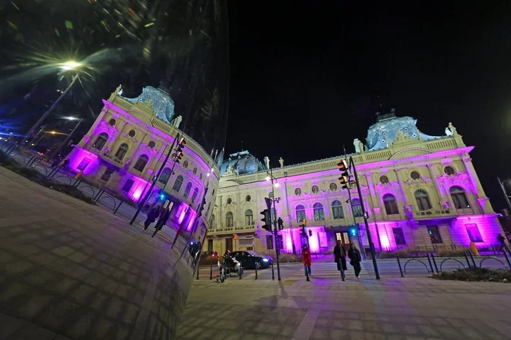 Fioletowy wieczór przy Pałacu Poznańskiego – przypomnienie o znaczeniu szczepień przeciw HPV