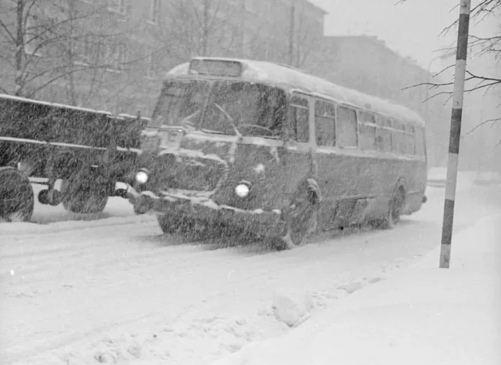 Gdy miasto zamarzło w zaspach - sylwestrowa zima, która sparaliżowała kraj