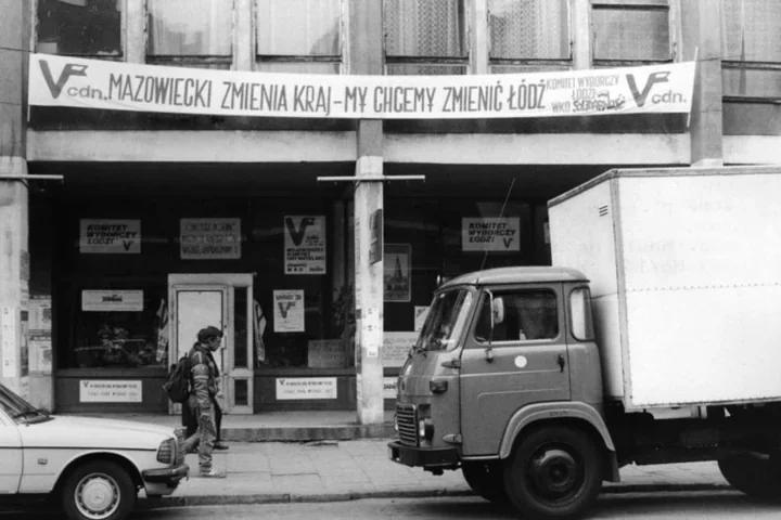 Sztandar wyprowadzić - jak Łódź żegnała PZPR i budowała nowy samorząd