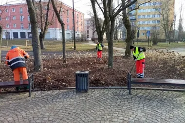 Wiosenne porządki w Łodzi – ekipy sprzątające czyszczą ulice, parki i chodniki