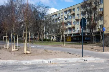 Przy Różyckiego przybyło drzew, a ślepy koniec ulicy zniknął z mapy