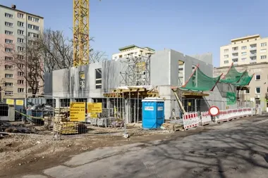 Na Bałutach rośnie blok z modułowymi mieszkaniami miejskimi – montaż potrwa sześć tygodni