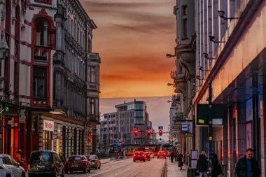 Zachody nad New Iron – Ulica Struga w Łodzi malowana wieczornym światłem