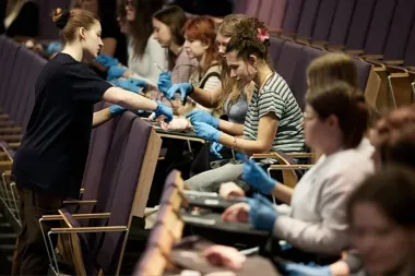 Rekordowy UMED – w Łodzi pobito rekord w jednoczesnym szyciu chirurgicznym