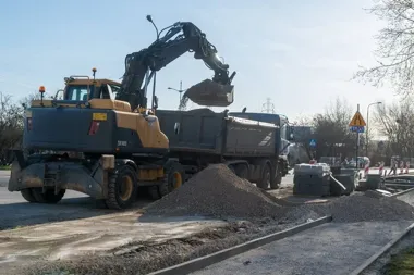 Bartoka po pierwszej warstwie asfaltu, a pod blokami rośnie parking jakiego tu nie było