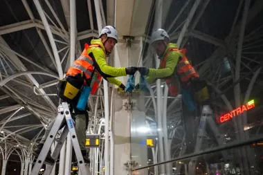 Stajnia Jednorożców lśni po nocnym myciu, a w mieście rusza większa akcja