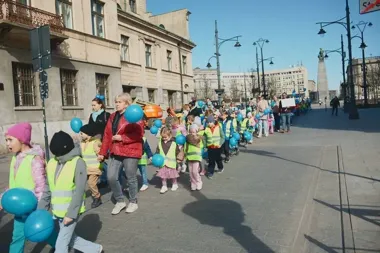 Niebieski marsz na Piotrkowskiej. Przedszkolaki pokazały solidarność z autyzmem