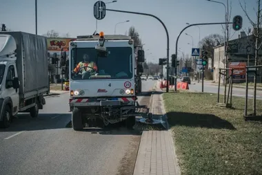 Łódź znowu wchodzi w wielkie sprzątanie po zimie i widać to na głównych ulicach