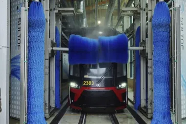 Łódzkie autobusy i tramwaje mają codzienny rytuał, który trwa zaledwie kilka minut