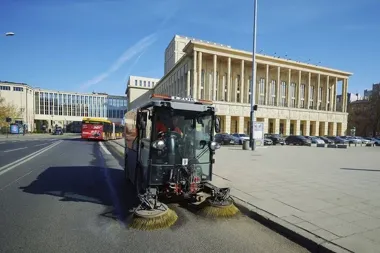 Łódź po zimie wchodzi w porządki, a zamiatarki wracają na główne ulice