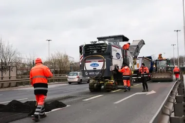 Bandurskiego dostaje nowy asfalt po zimie – wieczorne roboty ruszyły pod ruchem